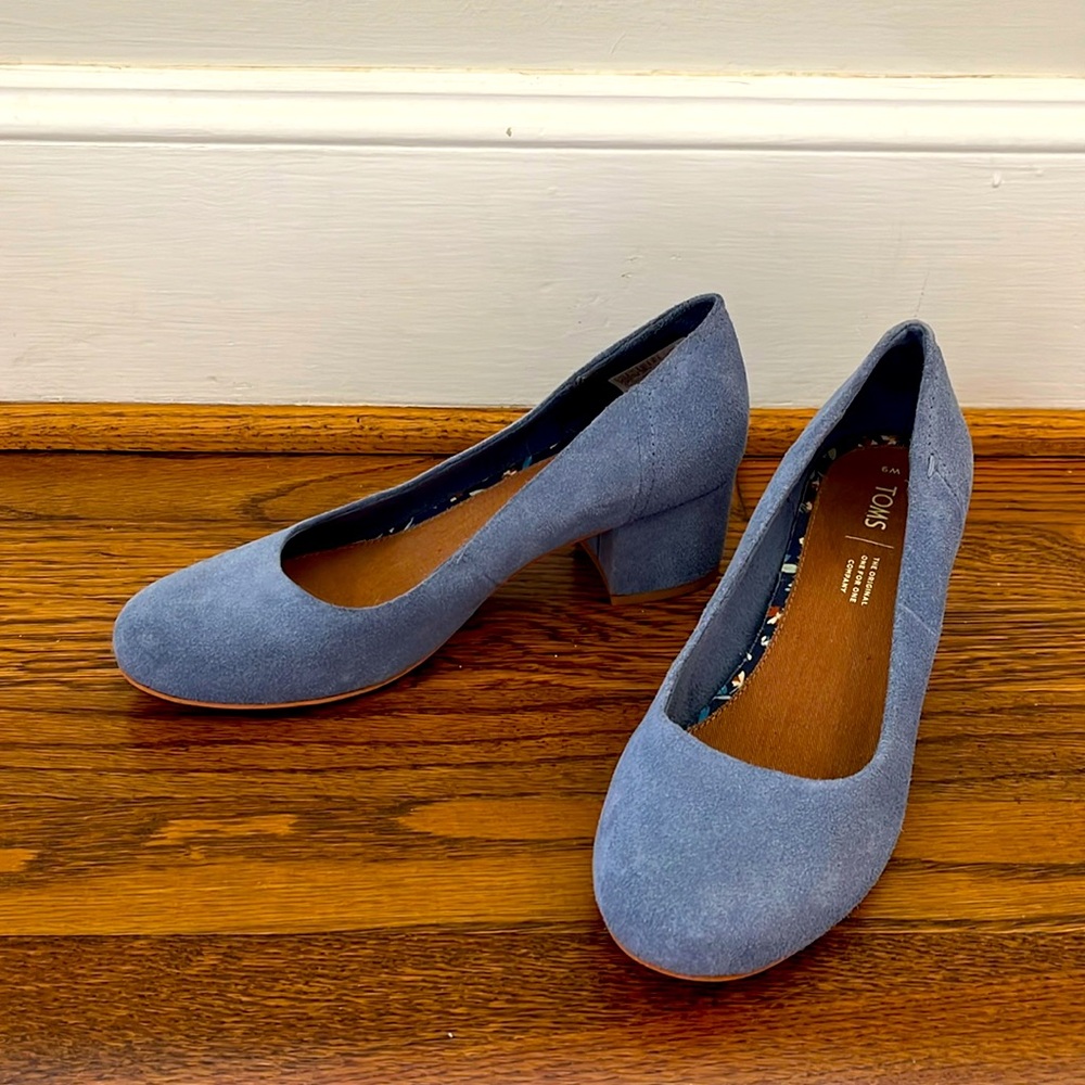 TOMS Beverly Women's Powder Blue Suede Round Toe Block Heel Pumps